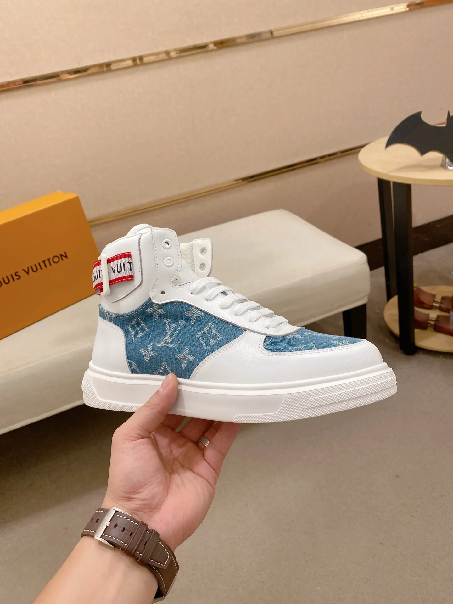 Men's shoes 400💰louis vuitton (Louis Vuitton/lv)🔍🔍The new counters are on sale at the same time. The uppers are imported from Italy. ⃣️Re-engraved🇮🇹💪💪, ⚠Sole: The original sole is specially provided by the original factory, the exclusive movable molded sole is super comfortable, ⚠Original and single goods 🔍high quality, you can enter and leave the counter at will, welcome to compare⚠. Code number: 38-44 (45/customized, non-refundable)